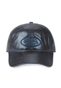 Casquette de baseball métallique bleu foncé avec une couronne arrondie, un bord plat et un patch logo ovale en marine. Comprend des accents brodés et des œillets.