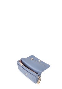 Blauwe leren handtas met een gewatteerd patroon, uitgerust met een ritsvak, een magneetsluiting en gouden hardware. Geopend om het interieur te tonen.