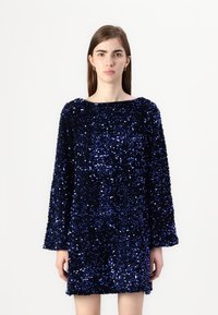 Vero Moda LAILA SEQUIN BOW - Koktailové šaty/večierkové šaty - midnight blue