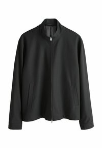 Črna jakna na zadrgo z visokim ovratnikom, dvema stranskima žepoma in gladko mat teksturo. Preprost dizajn in ravna silhueta.