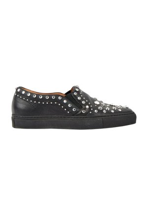 Sort slip-on sneaker med sølvnitter, der dekorerer overdelen, elastiske sidepaneler og tyk sort sål, vist fra ydersiden.