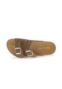 Infradito con stampa leopardata, dotate di due fibbie regolabili, realizzate in morbido suede, con un sottopiede beige e suola piatta per garantire comfort.