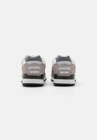 Saucony tenisice od sive antilop i mrežastog materijala s crnim akcentima, bijelim potplatom, s pozadinskim brandom i mekanim ovratnikom za udobnost.