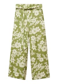 Groene bloemenbroek van lichtgewicht stof, met een brede pijpdesign, een strikceintuur en witte bloemenpatronen door het geheel.
