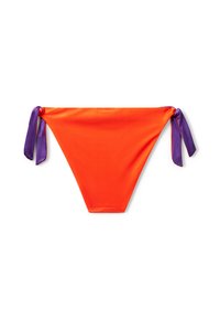Oranžové bikinové spodní části s purpurovými saténovými stuhami na každé straně; hladký povrch a trojúhelníkový tvar s minimálním krytím.