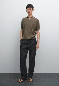 Massimo Dutti TEXTURED V-NECK - Poloshirts - khaki