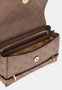 Borsa in eco-pelle marrone chiaro con motivo logo in rilievo, hardware dorato e tre slot per carte interne. Chiusura a scatto sicura e fodera in tessuto.