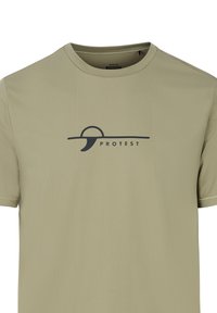 Olivinės spalvos briaunotas marškinėliai su apvaliu iškirpimu ir trumpomis rankovėmis. Priekyje yra tamsiai mėlynas logotipas "PROTEST".