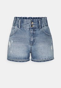 Shorts de denim en azul claro con una cintura elástica alta, dos bolsillos frontales y dobladillo deshilachado, con detalles de desgaste.