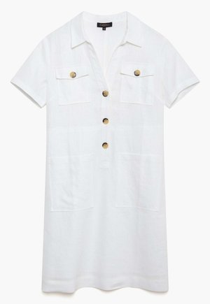 Vestido camisero de lino blanco con mangas cortas, cuello y cierre de botones en la parte delantera. Presenta dos bolsillos en el pecho y dos bolsillos laterales. Los botones redondos añaden detalle.