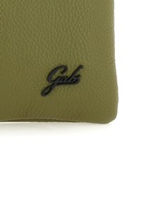 Portafoglio in pelle verde texturizzata con logo "Gab" nero. Il design è minimalista, con bordi smussati e una finitura morbida.