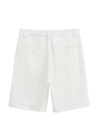 Shorts blancs en tissu lisse, présentant une coupe droite, deux poches arrière avec fermetures à bouton et un design de taille épuré.