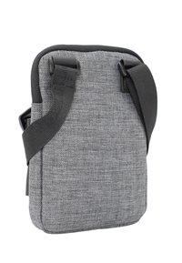 Borsa a spalla in tessuto grigio con superficie testurizzata, spallacci neri regolabili e forma rettangolare. Caratterizzata da un design minimalista e senza hardware visibile.