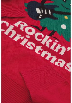 Suéter rojo de punto con un gráfico de un árbol de Navidad verde y una guitarra negra, y el texto "Rockin' Christmas" en blanco.
