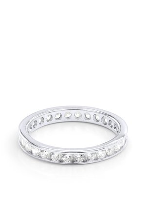 Bague alliance éternité en argent sertie d'une rangée continue de pierres précieuses rondes et claires sur fond blanc.