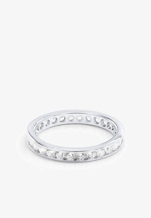 Bague alliance éternité en argent sertie d'une rangée continue de pierres précieuses rondes et claires sur fond blanc.