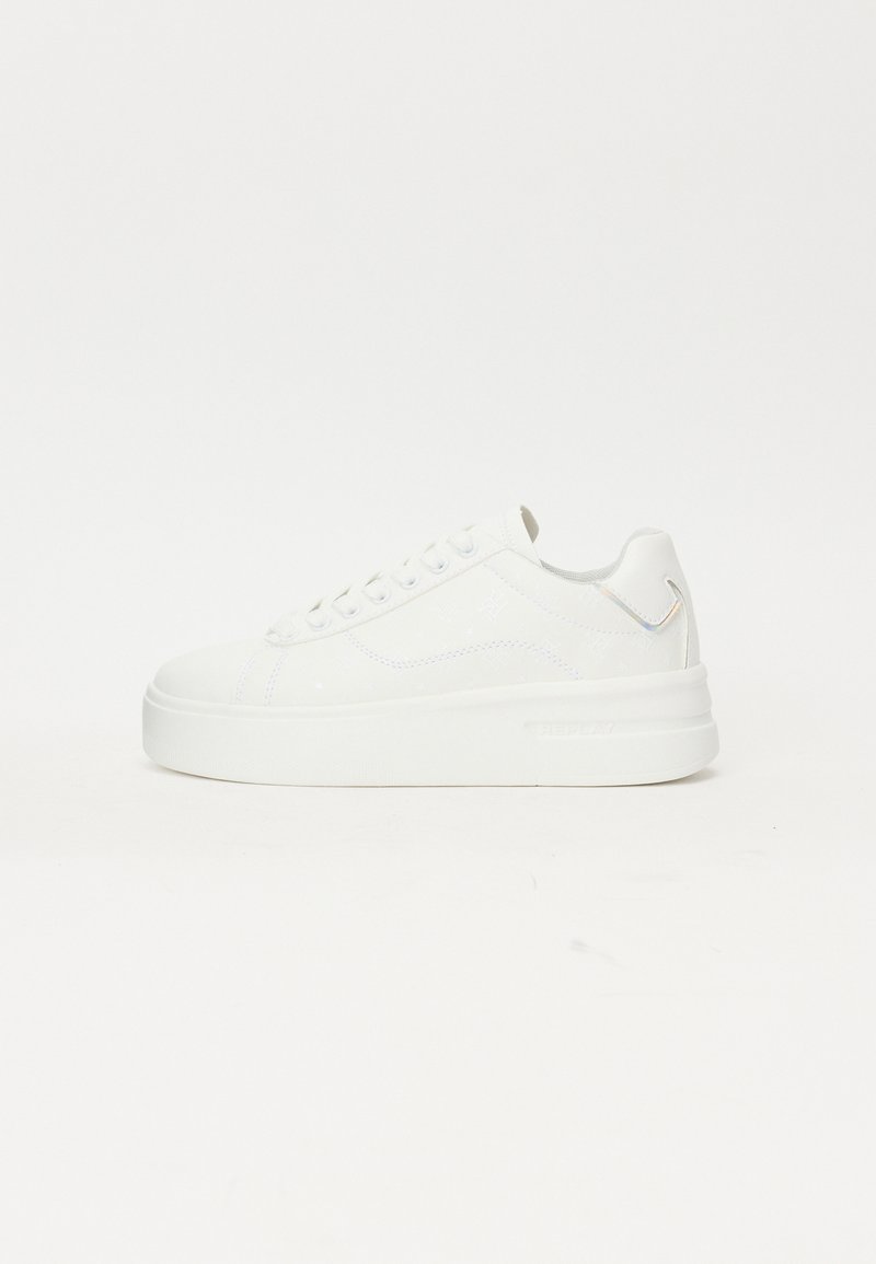 Sneakers bianchi con lacci, dalla finitura liscia, suola platform, motivi in rilievo discreti e un piccolo accento metallico sul tallone.