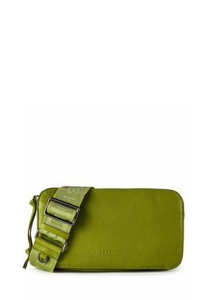 Sac besace rectangulaire vert en cuir avec bandoulière en tissu réglable et nom de la marque embossé à l'avant.