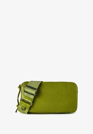 Sac besace rectangulaire vert en cuir avec bandoulière en tissu réglable et nom de la marque embossé à l'avant.