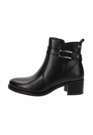 Bottine en cuir noir avec un bout arrondi, une sangle décorative avec des accessoires en métal et un talon bloc pour la stabilité.