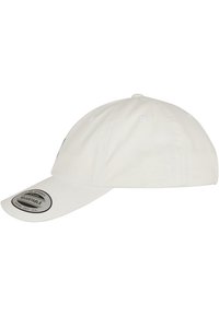 Justerbar hvit baseballcaps laget av bomull, med en buet skygge, ventilasjonshull, og en sirkulær merkevaretag på forsiden.