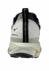 Mizuno Wave Rider TT3 Sneakers in Grau und Marineblau mit Obermaterial aus Mesh, Fersenschlaufe und orangen Akzenten; mit strukturiertem Absatz und gepolsteter Sohle.