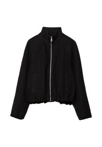 Sort cropped jakke lavet af blødt stof, med høj krave, lynlås foran og to sidelommer med ribkanter.