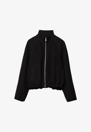 Crna skraćena jakna od mekanog materijala, s visokim ovratnikom, prednjim zatvaračem na patentni zatvarač i dva bočna džepa s rebrastim manžetama.