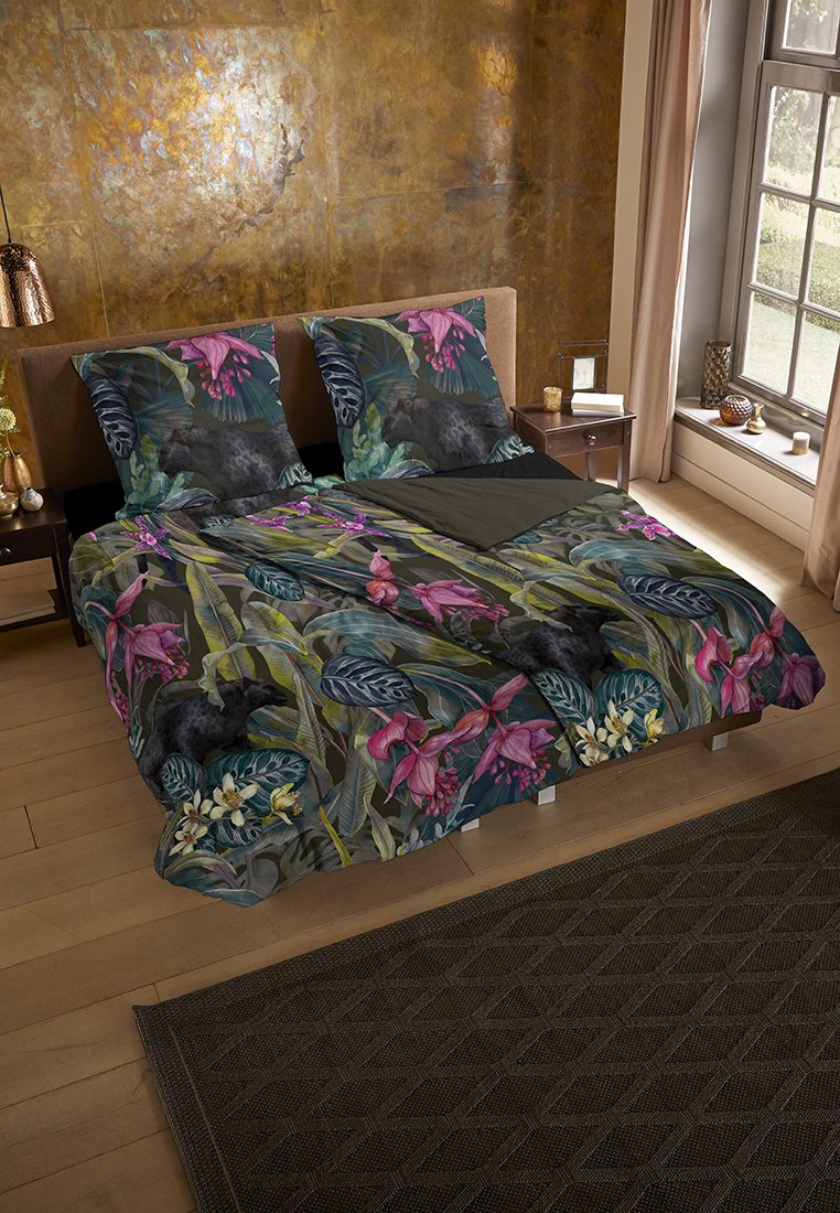 Florales Bettwäsche-Set mit dunklem Hintergrund, lebhaften pinken Orchideen und tropischen Blättern. Passender einfarbiger grüner Akzent. Glatte Textur.