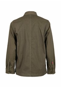 Camicia a maniche lunghe verde oliva, con polsini abbottonati e spacco laterale. Realizzata in tessuto strutturato con colletto ripiegato e una piccola etichetta logo vicino all'orlo.