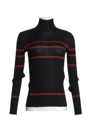 Pull à col roulé côtelé noir avec des rayures rouges horizontales sur la poitrine, les manches et la taille, présenté sur un torse de mannequin blanc.