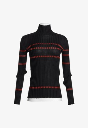 Pull à col roulé côtelé noir avec des rayures rouges horizontales sur la poitrine, les manches et la taille, présenté sur un torse de mannequin blanc.
