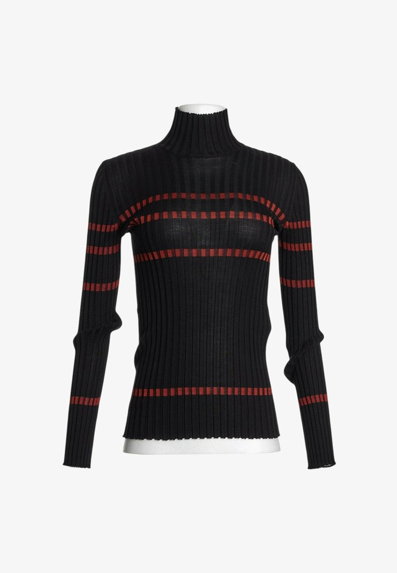 Pull à col roulé côtelé noir avec des rayures rouges horizontales sur la poitrine, les manches et la taille, présenté sur un torse de mannequin blanc.