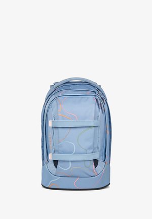 Blauer Stoffrucksack mit abstrakten, mehrfarbigen Linienmustern, doppelten Reißverschlüssen, Seitenriemen und einem schlichten schwarzen Boden.