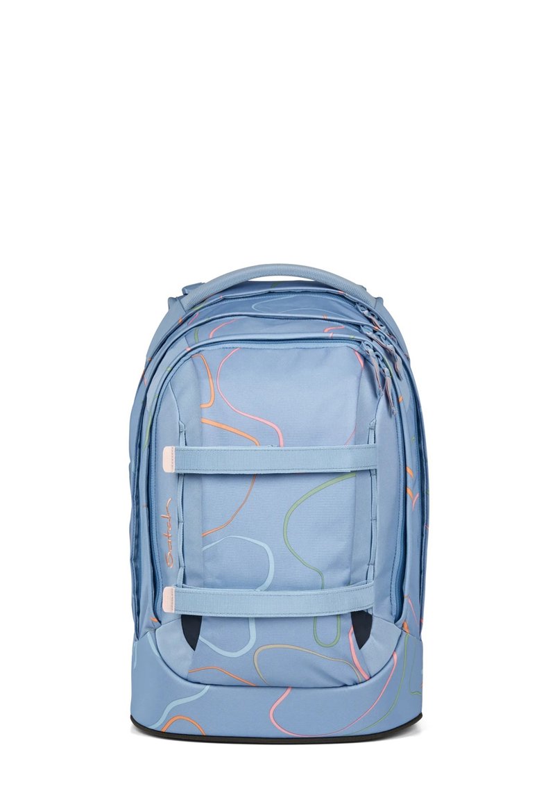 Zaino di stoffa blu con motivi astratti a righe multicolori, doppie cerniere, cinghie laterali e una base inferiore nera solida.