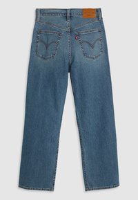 Pantalones vaqueros de denim azul con corte recto, que presentan una etiqueta de cuero en la cintura y bolsillos traseros distintivos con costuras curvadas.