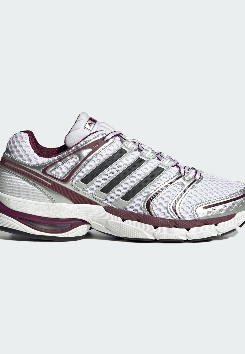 Hvid og burgunder Adidas løbesko med mesh-overdel, gummisål, polstret hæl og tre sorte side-striber.