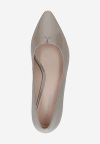 Pompe en cuir verni taupe à bout pointu avec un détail découpé à l'avant et un intérieur lisse. Marque visible sur la semelle intérieure.
