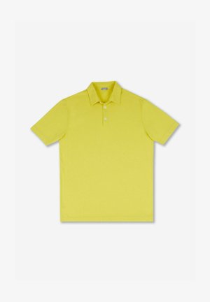 Camiseta polo de algodón amarillo brillante, con un cuello clásico, tapeta de tres botones y mangas cortas, y una textura suave.