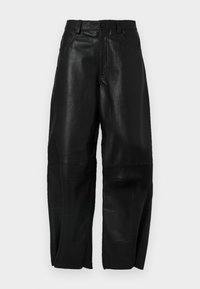 Zwarte leren broek met een ruime pasvorm, voorzien van een rechte pijpdesign, voorzakken en zichtbare stikdetails.