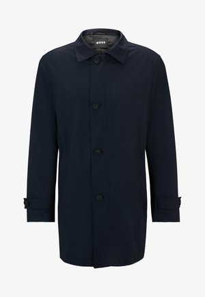 Trench coat blu navy, tessuto leggero, colletto classico, chiusura a bottoni, due tasche laterali, fasce ai polsini, design minimalista.
