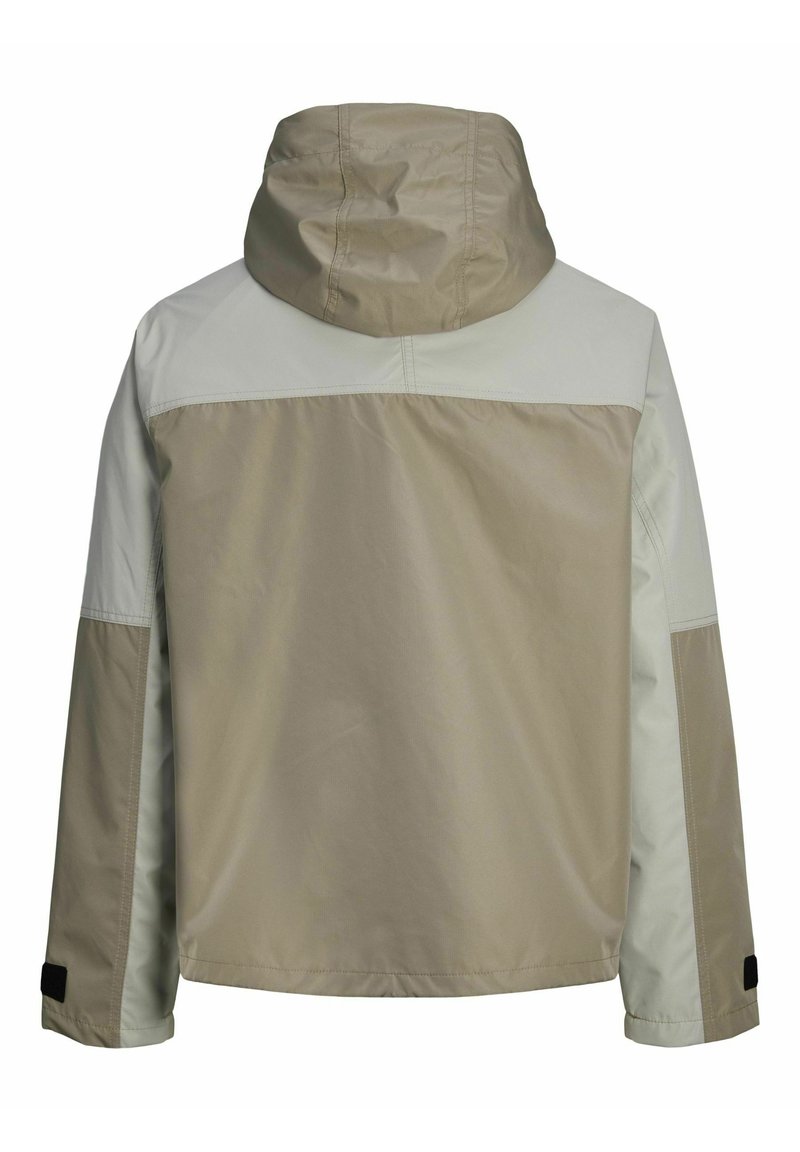 Gevoerde jas met een beige en lichtgrijs kleurblokontwerp, gemaakt van lichtgewicht materiaal met verstelbare manchetten en zonder zichtbare sluitingen.