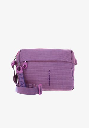 Sac bandoulière en tissu violet avec une surface texturée, fermeture supérieure zippée, sangle ajustable et logo discret à l'avant.