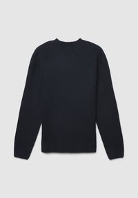Maglione lavorato a maglia blu navy con scollo tondo, maniche lunghe e orlo a costine. La texture è morbida e soffice, adatta per il freddo.