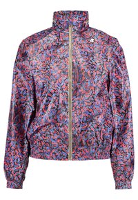 Veste à fermeture éclair multicolore en matériau brillant, dotée d'un col montant et de poignets élastiqués, avec un impression abstraite audacieuse en rouge, violet et noir.
