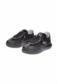 Sneakers neri con una combinazione di pelle liscia e camoscio. Presentano una punta arrotondata, una suola spessa, lacci e sottili dettagli in oro.