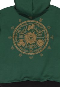 Tmavě zelená mikina s kapucí, která má na zádech velký a podrobný zlatý grafický design s různými kruhovými a geometrickými vzory.