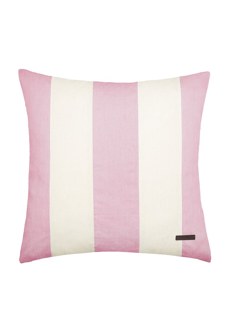 Fyrkantig kudde med rosa och krämfärgad randig design, tillverkad av mjukt tyg. Har en brun etikett i ett hörn för varumärkesidentifiering.
