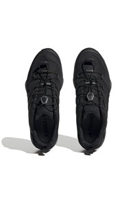 Zapatillas deportivas negras con un upper de malla, punta redondeada y suela texturizada. Presentan un sistema de cordones rápido y un collar acolchado para mayor comodidad.