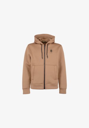 Felpa con cappuccio in marrone chiaro, zip frontale, due grandi tasche, cappuccio con cordino, polsini e orlo a costine, texture liscia, branding minimale.